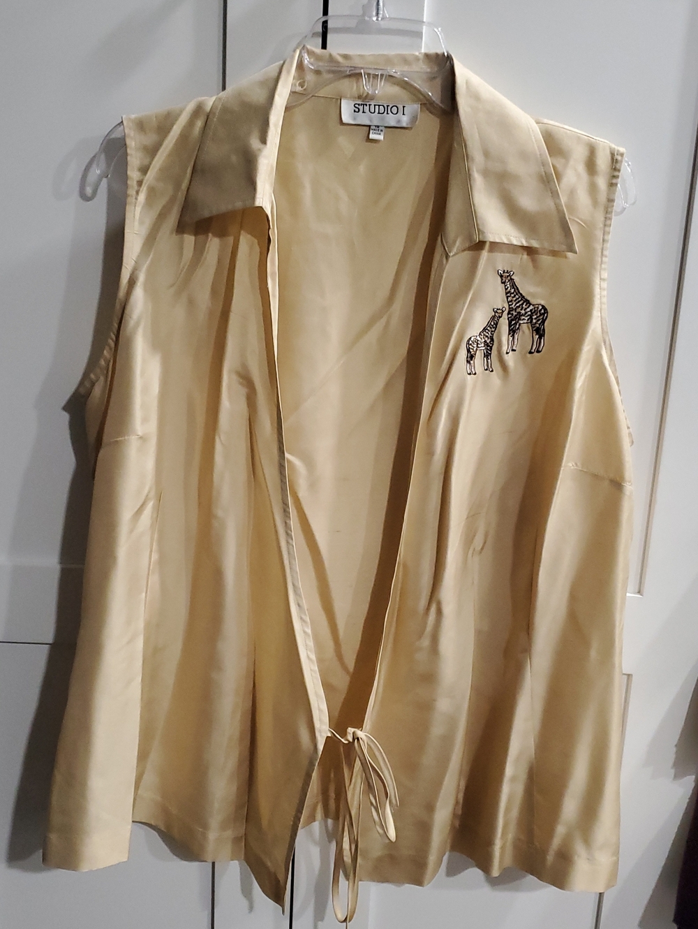 Studio I Beige Sleeveless Tie-Front Shirt with Giraffe Embroidery 100%Silk